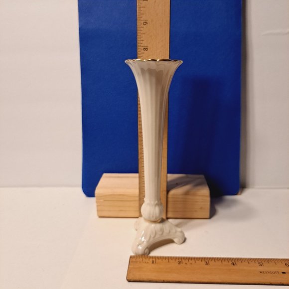 Lenox Ivory w/ Gold Trim 7-1/2" Tall Tri-Footed Scalloped Ceramic Bud Vase USA - Picture 2 of 12